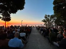 Alba, De Andr&eacute; e la citt&agrave; in musica: il concerto del solstizio accende Villa Belvedere ad Acireale