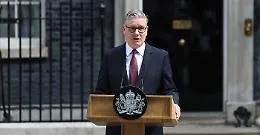 Keir Starmer si dimette da leader dei Labour e da primo ministro britannico. Farage attacca: &laquo;Elezioni subito&raquo;