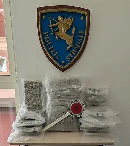 Dodici chili di marijuana in macchina, arrestato dalla Polizia stradale al casello della Palermo-Catania