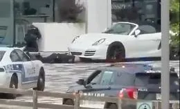 Terrore a Montreal in un video: sparatoria tra i negozi, uccisi un poliziotto e un passante, l'attentatore abbattuto