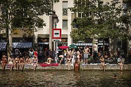 Caldo, l'Europa non respira: la "canicule" causa annegamenti in Francia e chiude prima la Tour Eiffel