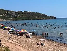 Caos e proteste a San Marco, la spiaggia &egrave; ostaggio della posidonia e dei parcheggi a pagamento