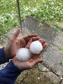 Chicchi come sassi e strade imbiancate: la tempesta che ha paralizzato Roma 