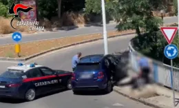 Assalto armato a un panificio: fuga tra le vie del centro e schianto contro un palo
