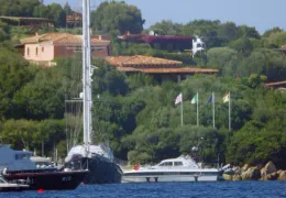 Villa Certosa di Berlusconi venduta alla famiglia Al Thani, la dinastia reale  del Qatar, per 350 milioni di euro