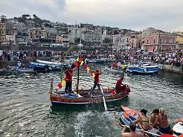 Ad Aci Trezza la pantomima del "Pisci a mari": tonno finto, conchiglie e devozione per San Giovanni