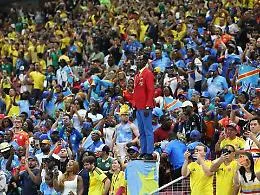 Lumumba, il &laquo;tifoso-statua&raquo;  del Congo torna al Mondiale: esordio tra i selfie dei tifosi colombiani 