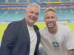 Neymar Jr, selfie con Baggio: &laquo;Leggenda&raquo;. Arrivano pure gli applausi di Hamilton