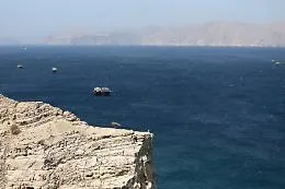 Hormuz di nuovo sotto tiro: cargo colpito al largo dell'Oman (ma non si sa chi ha sparato)