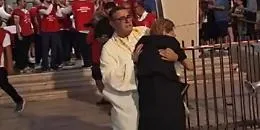Pozzallo, il sacerdote solleva di peso un'anziana per metterla al riparo dai fuochi d'artificio