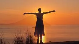 Carolina Kostner danza sul vulcano: la magia a rotelle nel cuore dello Stromboli 