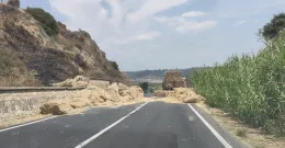 Rimorchio si ribalta, paglia e fieno invadono la sede stradale sulla Vittoria-Gela