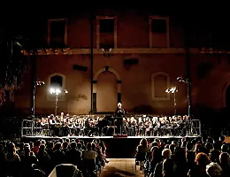 Chiaramonte, dai Beatles ai Queen con l'orchestra e il coro del teatro Massimo Bellini di Catania