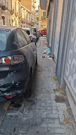 Catania, angolo Piazza Jolanda e Via Gargano: spazzatura e auto sui marciapiedi, chi interviene?