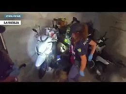 La polizia sequestra armi, droga e scooter rubati in un garage a Catania: il video