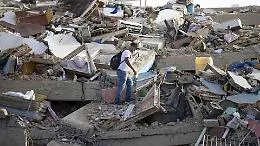 Il bilancio delle vittime sale ancora: 920 i morti e quasi mila feriti