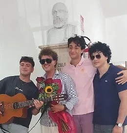 Prima gli esami e poi l'esibizione, cos&igrave; uno studente dell'Eschilo canta la restanza: "Fora par&igrave;a" &egrave; il suo inno alla Sicilia