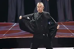 Eros Ramazzotti si ferma per operarsi alla voce:  pausa forzata per il tour dopo il live a Torino