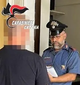 Aggredisce il padre per estorcergli denaro: i carabinieri lo arrestano 