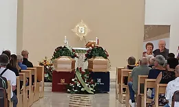 Ragusa ha dato l'ultimo saluto ai coniugi Poidomani morti nello stesso incidente stradale