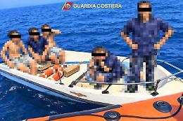 Panico al largo di Trapani per cinque minorenni rimasti bloccati su un natante a remi