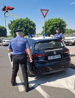 Sorpresi a smontare i fari di un SUV nel parcheggio di un centro commerciale: un arresto e una denuncia