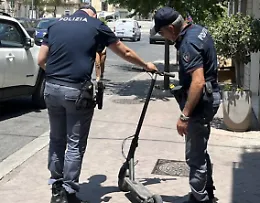 Modica, sfugge con il monopattino all'alt della polizia: denunciato