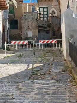 Canicatt&igrave;, infiltrazioni d'acqua fanno crollare parte di un immobile: scattano denunce contro Aica e Comune