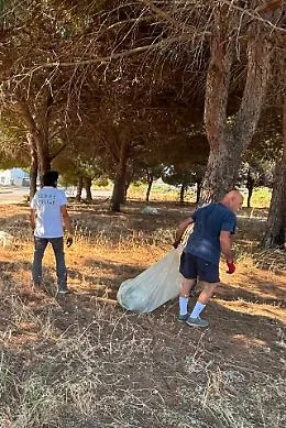 Vittoria e i volontari che raccolgono l'immondizia nel boschetto: sono loro che salveranno l'identit&agrave; della citt&agrave;?