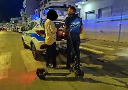 Vittoria, la polizia locale non fa sconti su monopattini e movida