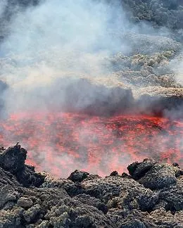 Etna, fronte lavico a 2.700&ndash;2.750 m: Vona arancione ma aeroporto operativo