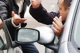Il finto urto e la richiesta di denaro in contanti: studente ventenne cade nella truffa dello specchietto