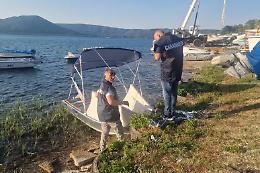 Droni, robot e sommozzatori giorno e notte sul lago di Vico ma il marito del ministro Roccella resta disperso