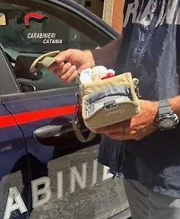 La trappola di San Cristoforo: lancia il borsello con la droga direttamente nelle mani dei carabinieri
