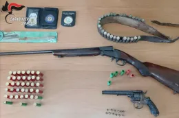 Aveva in casa un fucile, una rivoltella e due bombe a mano, arrestato