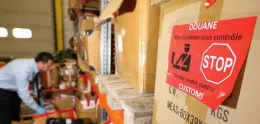 Ue, dall&rsquo;1 luglio in vigore il dazio di 3 euro sui pacchi di valore inferiore a 150 euro