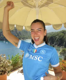 Dua Lipa ancora in Italia dopo nozze in Sicilia: il photo dump con la maglia del Napoli fa il "botto" sui social