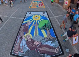La magia della Coriandolata di Acireale all'Infiorata di Montefiore dell'Aso nelle Marche