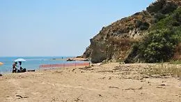 Crolla una parte del costone: spiaggia off limits ma il divieto &egrave; ignorato dai bagnanti 