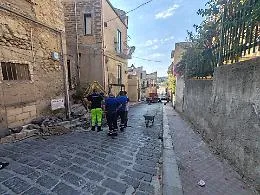 Dopo il crollo della casa ruspe in azione in via Colombo: al via i lavori per bloccare la maxi perdita