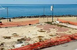 Amianto e macerie a pochi metri dal mare: scoppia la rivolta al borgo dello Stazzone