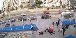 Terremoto in Venezuela, il video shock: la gente fugge, il terreno oscilla e il palazzo crolla 