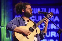 Claudio Covato inaugura Raizes a SpiazZō: voce siciliana premiata tra sonorit&agrave; mediterranee e progressive