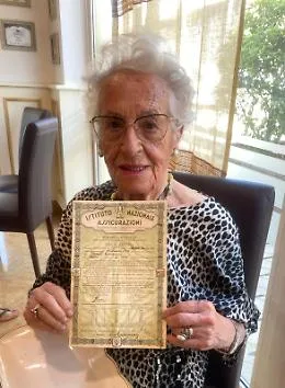 Polizza in un mobile per (quasi) un secolo: il tesoro ritrovato da una siciliana di 91 anni, figlia di un uomo ucciso dai fascisti