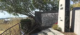 Modica, la stele dedicata a Gigi Olivari abbandonata a se stessa