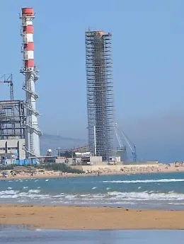Canna fumaria e vecchia caldaia: avviati lavori di smantellamento nella Centrale Enel