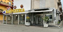 Rapinatori incappucciati gli puntano la pistola e portano via l'incasso, terrore per un pasticcere di Partinico