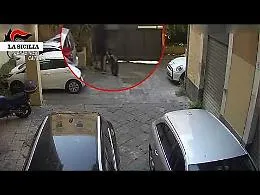 Faceva sparire costose bici elettriche da cortili e androni dei condomini: marocchino denunciato a Catania