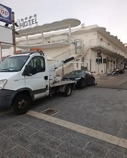 Auto in piazza Duca degli Abruzzi a Marina di Ragusa, scatta il sequestro permanente