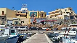 Lampedusa in fermento per l'arrivo del Papa, l'isola si blinda: zona rossa e piano di sicurezza, tutte le limitazioni 